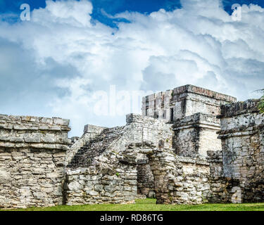 Rovine Maya su un nuvoloso e piovoso giorno Foto Stock