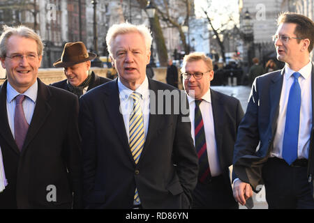 (Da sinistra a destra) Owen Paterson, Iain Duncan Smith, David Davis, Mark Francois e Steve Baker in Whitehall, Londra, dopo che il Primo Ministro ha annunciato che avrebbe invitare leader di partito in Commons e altri deputati per le discussioni per ottenere un consenso parlamentare sul modo in cui proseguire oltre Brexit. Foto Stock