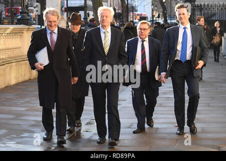 (Da sinistra a destra) Owen Paterson, Iain Duncan Smith, David Davis, Mark Francois e Steve Baker in Whitehall, Londra, dopo che il Primo Ministro ha annunciato che avrebbe invitare leader di partito in Commons e altri deputati per le discussioni per ottenere un consenso parlamentare sul modo in cui proseguire oltre Brexit. Foto Stock