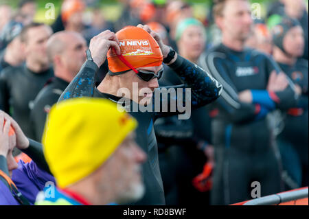 Nuotatori pronti per avviare il Ben Nevis triathlon in loch Linnhe Foto Stock