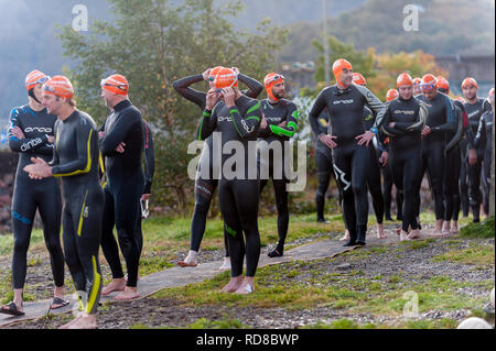 Nuotatori pronti per avviare il Ben Nevis triathlon in loch Linnhe Foto Stock