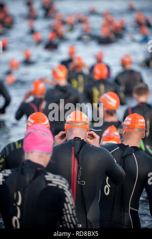 Nuotatori pronti per avviare il Ben Nevis triathlon in loch Linnhe Foto Stock