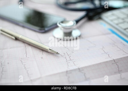 Medical stetoscopio in testa e rosso cuore giocattolo Foto Stock