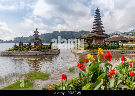 Balinese tempio indù Pura Ulun Danu Beratan, Tabanan, Bali, Indonesia Foto Stock