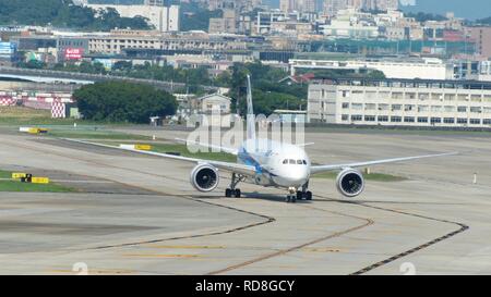 ANA Boeing 787-8 JA832un rullaggio a Taipei Aeroporto Songshan 20160821b. Foto Stock