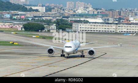 ANA Boeing 787-8 JA832un rullaggio a Taipei Aeroporto Songshan 20160821c. Foto Stock