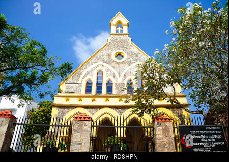 Vista della facciata anteriore della tradizionale chiesa metodista, Galle Fort, Sri Lanka. Bella revival gotico vittoriano edificio con cielo blu chiaro Foto Stock