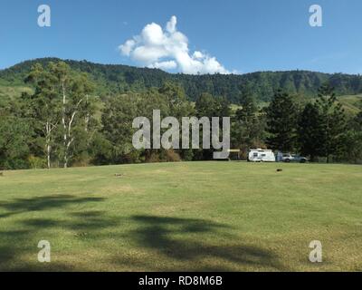 Andrew Drynan Park e McPherson gamma in esecuzione Creek, Queensland. Foto Stock