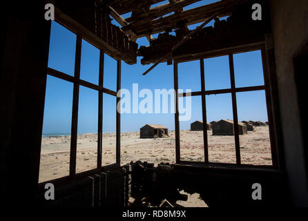 Vista attraverso le finestre in abbandonato città mineraria di Elizabeth Bay - vicino a Luderitz, Namibia, Africa Foto Stock