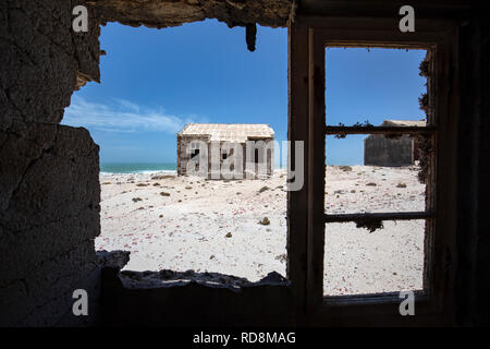 Vista attraverso le finestre in abbandonato città mineraria di Elizabeth Bay - vicino a Luderitz, Namibia, Africa Foto Stock