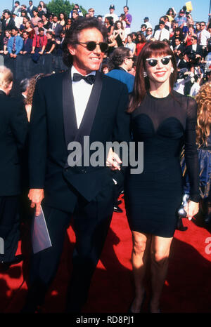 PASADENA, CA - 19 settembre: attrice Victoria Principal e marito il dott. Harry Glassman frequentare il quarantacinquesimo annuale di Primetime Emmy Awards il 19 settembre 1993 a Pasadena Civic Auditorium di Pasadena, in California. Foto di Barry re/Alamy Stock Photo Foto Stock