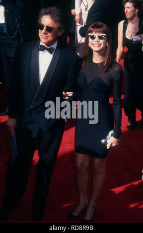 PASADENA, CA - 19 settembre: attrice Victoria Principal e marito il dott. Harry Glassman frequentare il quarantacinquesimo annuale di Primetime Emmy Awards il 19 settembre 1993 a Pasadena Civic Auditorium di Pasadena, in California. Foto di Barry re/Alamy Stock Photo Foto Stock