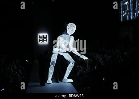 Berlino, Germania. 16 gennaio, 2019. Berlino. In passerella una figura luminosa in Riani Fashion Show a Mercedes Benz Fashion Week all'E-Werk in Berlin-Mitte Il 16 gennaio 2019. Credito: Simone Kuhlmey/Pacific Press/Alamy Live News Foto Stock