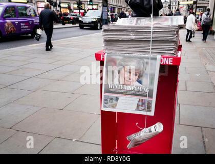 Theresa Maggio,Evening standard titolo di giornale, "inverni provenienti' Evening Standard giornale gratuito distribuito sulle strade di Londra Foto Stock