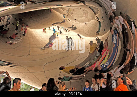 Persone attratte dalla scultura Cloud Gate a Chicago, Illinois, USA Foto Stock