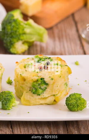 Potato gratins con cime di broccoli. Foto Stock