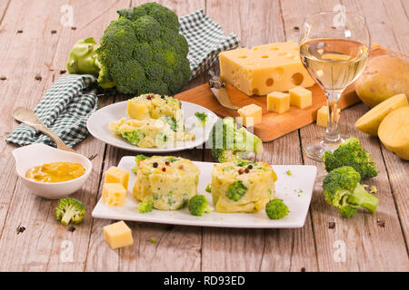 Potato gratins con cime di broccoli. Foto Stock