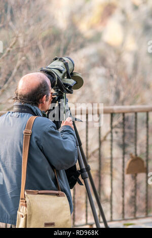 Birdwatcher in persona presso un punto panoramico nel Parco Nazionale di Mongragüe, un luogo fantastico per osservare gli uccelli, specialmente i grandi avvoltoi che si ergono nelle scogliere Foto Stock