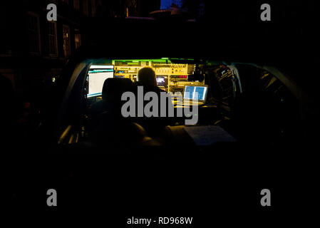 Supporti e manifestanti su college green opposta a Westminster il giorno di Theresa Maggio del piano brexit sconfitta Foto Stock