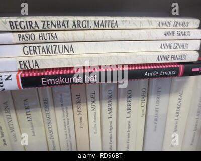 Annie Ernaux idazlearen zenbait liburu euskaraz. Foto Stock
