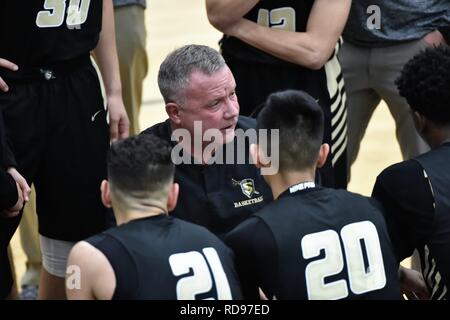 Bartlett, Illinois, Stati Uniti d'America. Coach fornire istruzione e la strategia per il suo compagno di squadra durante un time out. Foto Stock