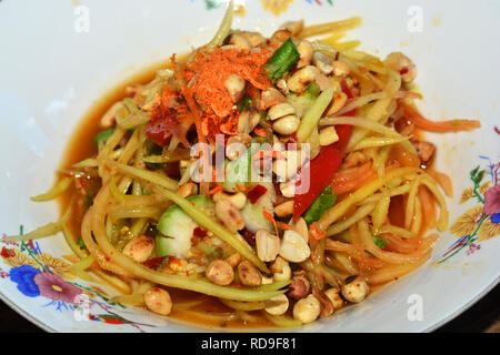 La papaia verde insalata (som tam) è un popolare piatto dalla Thailandia che combina piccante, acida e sapori dolci per rendere un piatto classico. Spesso è servito Foto Stock