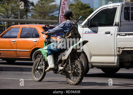 Chiangmai, Tailandia - 4 Gennaio 2019: l'uomo con il vecchio Yamaha Endulo motocicletta. Sulla strada No.1001, 8 km da Chiangmai Area Business. Foto Stock