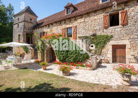 Incredibile in pietra vecchia casa colonica francese sotto il sole Foto Stock