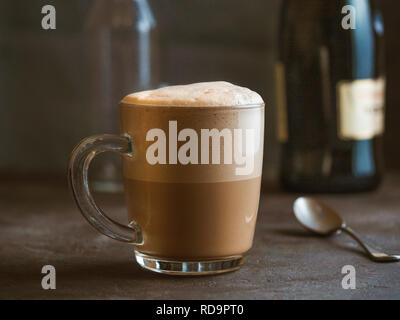 Il caffè cotto a vapore con crema, Raf caffè, deliziosa bevanda popolare. Bicchiere di vetro di raf bevanda di caffè nella caffetteria o banco bar. Foto Stock