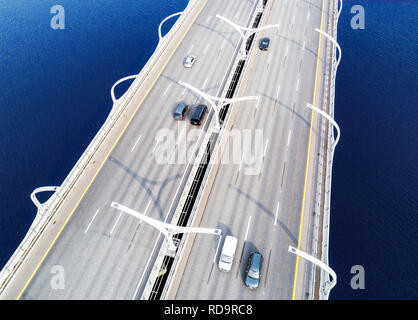 Vista aerea dell'autostrada nell'oceano. Vetture attraversando il ponte del cavalcavia di interscambio. Autostrada interscambio con il traffico. Antenna d'uccello autostrada. Expresswa Foto Stock