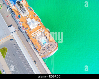 Vista aerea da fuco di nave da crociera al porto. Vista superiore della grande e bel rivestimento bianco in yacht club. Crociera di Lusso in acqua di mare. Marina dock. Nave è Foto Stock