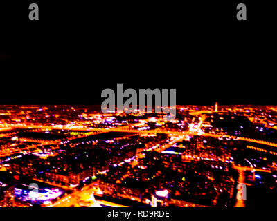 Abstract sfondo sfocato antenna vista notturna di una grande città. Cityscape panorama bokeh di notte. Sfocata vista aerea dei grattacieli e la strada con auto a Foto Stock