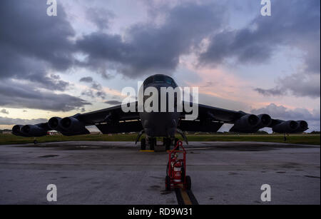 A B Stratofortress bombardiere dal 5° Ala bomba a Minot Air Force Base (AFB), North Dakota, siede sul flightline presso Andersen AFB, Guam, Gennaio 15, 2019. I bombardieri da Minot si assumerà la responsabilità per gli Stati Uniti Indo-pacifico del comando bombardiere continua presenza missione dal 96Bomba Expeditionary Squadron da Barksdale AFB, Louisiana. (U.S. Air Force foto di Senior Airman Christopher quaglie) Foto Stock