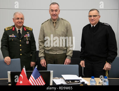 Esercito turco Yasar Gen Güler, Capo del generale turco personale, Marine Corps gen. Joe Dunford, presidente del Comune di capi di Stato Maggiore, e l'esercito gen. Curtis M. Scapparrotti, il Comandante supremo alleato in Europa e comandante, U.S. Comando europeo, durante un incontro presso la sede della NATO a Bruxelles, Belgio, 16 gennaio, 2019. (DOD foto di Marina Petty Officer 1. Classe Dominique A. Pineiro) Foto Stock