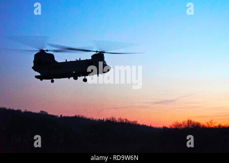 Xii combattere la Brigata Aerea CH-47 Chinook elicotteri volare attraverso il cielo chiaro di Cao Malnisio intervallo durante il martello di roccia esercizio di Pordenone, Italia, Gennaio 15, 2018. Esercizio Rock martello è un accordo bilaterale in materia di esercizio TRA STATI UNITI I soldati assegnati a 173rd Brigata aerea e le Forze Armate Italiane, incentrata sulle piccole unità di tattiche e creazione di interoperabilità tra le forze alleate. Il 173rd Brigata aerea è l'U.S. Esercito di risposta di emergenza forza in Europa, in grado di proiettare le forze di pronto ovunque negli Stati Uniti Europeo, Africa Centrale o comandi in aree di responsabilità. (U.S. Ar Foto Stock