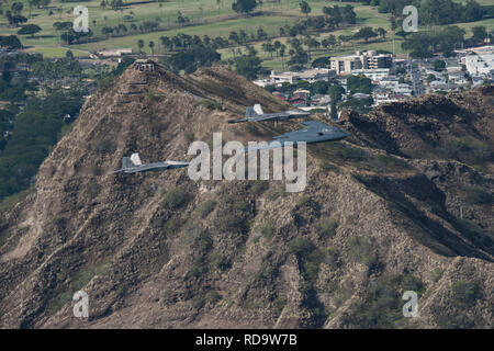 Un U.S. Air Force B-2 bombardiere spirito distribuito da Whiteman Air Force Base, Missouri, e due F-22 rapaci dal 199th Fighter Squadron a base comune Harbor-Hickam perla, Hawaii, volare in formazione vicino al Diamond Head membro Monumento, Hawaii, durante un'interoperabilità missione di formazione Gen 15, 2019. Tre B-2 bombardieri e più di 200 aviatori distribuito qui a sostegno degli Stati Uniti Comando strategico bombardiere della task force di missione. Bombardiere regolarmente aeromobili ruotare attraverso l'Indo-Pacifico regione per integrare le funzionalità chiave con i partner regionali e mantenere un alto stato di equipaggi proficiency. (U.S. Navy Foto Stock