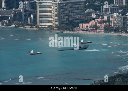 Un U.S. Air Force B-2 bombardiere spirito distribuito da Whiteman Air Force Base, Missouri, e due F-22 rapaci dal 199th Fighter Squadron a base comune Harbor-Hickam perla, Hawaii, volare in formazione vicino al Diamond Head membro Monumento, Hawaii, dopo aver completato la formazione di interoperabilità, Gennaio 15, 2019. Tre B-2 bombardieri e più di 200 aviatori distribuito qui a sostegno degli Stati Uniti Comando strategico bombardiere della Task Force di missione. Bombardiere regolarmente aeromobili ruotare attraverso l'Indo-Pacifico regione per integrare le funzionalità chiave con i partner regionali e mantenere un alto stato di equipaggi proficiency. (U.S. Navy Foto Stock