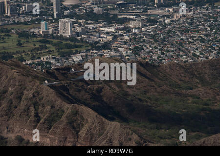 Un U.S. Air Force B-2 bombardiere spirito distribuito da Whiteman Air Force Base, Missouri, e due F-22 rapaci dal 199th Fighter Squadron a base comune Harbor-Hickam perla, Hawaii, volare in formazione vicino al Diamond Head membro Monumento, Hawaii, gennaio 15, 2019. Tre B-2 bombardieri e più di 200 aviatori distribuito qui a sostegno degli Stati Uniti Comando strategico bombardiere della Task Force di missione. Bombardiere regolarmente aeromobili ruotare attraverso l'Indo-Pacifico regione per integrare le funzionalità chiave con i partner regionali e mantenere un alto stato di equipaggi proficiency. (U.S. Navy foto di AWR2 Charles Hudson) Foto Stock