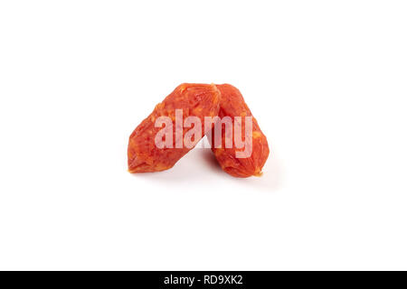 Piccole salsicce affumicate isolato su uno sfondo bianco Foto Stock