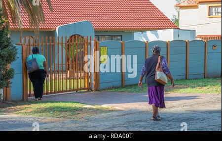 Johannesburg, Sud Africa - nero non identificato le donne a lavorare come lavoratori domestici sul loro modo di lavorare nella città Foto Stock