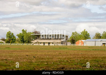 Svuotare piccolo campo da rugby con tribune nel villaggio in Nuova Zelanda Foto Stock