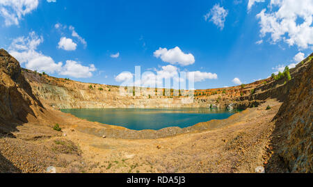 Abbandonata miniera cuprum in Bulgaria con il lago interno Foto Stock