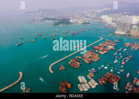 Vista aerea di Victoria Harbour con grattacieli urbani e mare. Hong Kong, Cina. Foto Stock