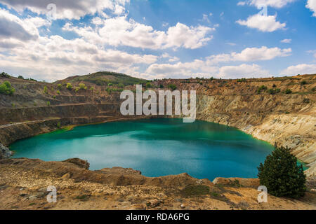 Abbandonata miniera cuprum in Bulgaria con il lago interno Foto Stock