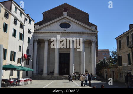 La facciata della chiesa di San Tolentini a Venezia. Viaggi, vacanze, architettura. Marzo 27, 2015. Venezia, regione Veneto, Italia. Foto Stock