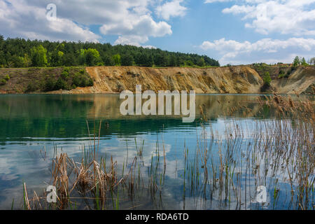 Abbandonata miniera cuprum in Bulgaria con il lago interno Foto Stock