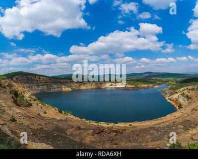 Abbandonata miniera cuprum in Bulgaria con il lago interno Foto Stock