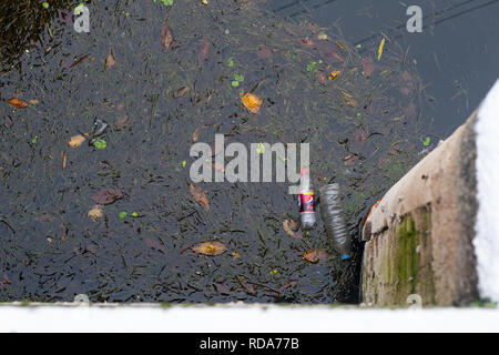 Scartata la spazzatura che si trova lungo il fiume Lea in Londra, Regno Unito Foto Stock