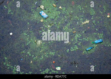 Scartata la spazzatura che si trova lungo il fiume Lea in Londra, Regno Unito Foto Stock