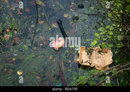 Scartata la spazzatura che si trova lungo il fiume Lea in Londra, Regno Unito Foto Stock